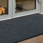 Wykładzina leżąca przed drzwiami